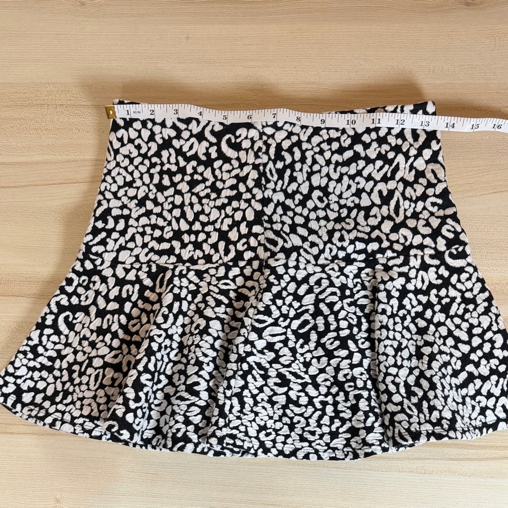 Guess Black and White Patterned Mini Skirt